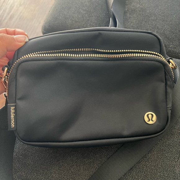 lululemon crossbody - Picture 1 of 3